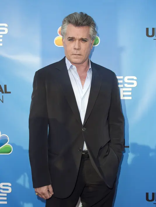 Ya, pria tersebut adalah Ray Liotta aktor berumur 61 tahun. Berarti perbedaan usia Lady Gaga dan Ray Liotta hampir 32 tahun. (AFP/Bintang.com)