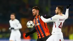 Pemain  AS Roma, Kostas Manolas dan pemain Shakhtar Donetsk, Facundo Ferreyra berebut bola pada leg pertama babak 16 besar Liga Champions di Oblasny SportKomplex Metalist, Kamis (22/2). Roma dipaksa takluk 1-2 meski lebih dahulu unggul (AP/Efrem Lukatsky)