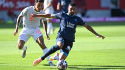 Gelandang Bayern Munchen, Philippe Coutinho, berebut bola dengan gelandang Marseille, Kevin Strootman, pada laga persahabatan di Allianz Arena, Sabtu (1/8/2020) dini hari WIB. Bayern Munchen menang 1-0 atas Marseille. (AFP/Christof Stache)