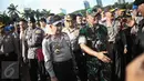 Kapolri Jenderal Tito Karnavian bersama Panglima TNI Jenderal Gatot Nurmantyo meninjau kesiapan pasukan saat Apel Gelar Pasukan Operasi Lilin Jaya 2017 di Lapangan Silang Monas, Jakarta, Kamis (22/12). (Liputan6.com/Faizal Fanani)