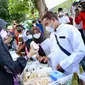 Bupati Banyuwangi Ipuk Fiestiandani meninjau langsung pasar takjil Ramadhan di wilayah Banyuwangi kota (Istimewa)