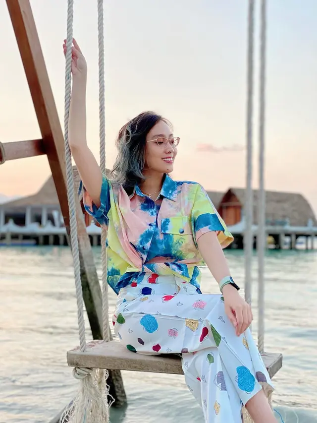 Potret Gaya Oza Kioza Pakai Baju Tie Dye, Stylish Banget. (Sumber: Instagram/ozakiozaduoserigala)