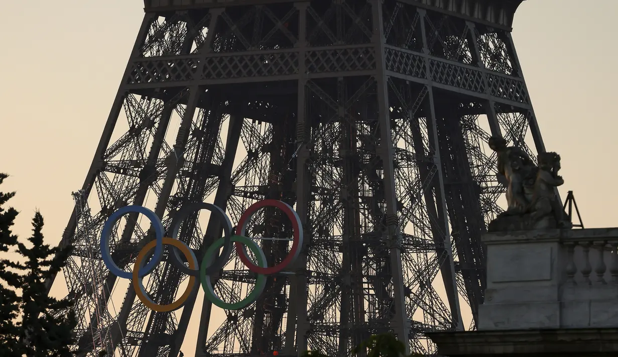 Menara yang dijuluki La Dame de Fer (Wanita Besi) ini akan tampil mencolok dalam Olimpiade Paris 26 Juli-11 Agustus dan Paralimpiade berikutnya. (AP Photo/Thomas Padilla)
