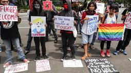 Sejumlah masa aksi dari pegiat HAM melakukan unjuk rasa di depan kantor Kedutaan Besar AS, di Jakarta Sabtu (4/2). Mereka mendesak agar Presiden Donald Trump mencabut kebijakan yang merugikan imigran muslim. (Liputan6.com/Fery Pradolo)
