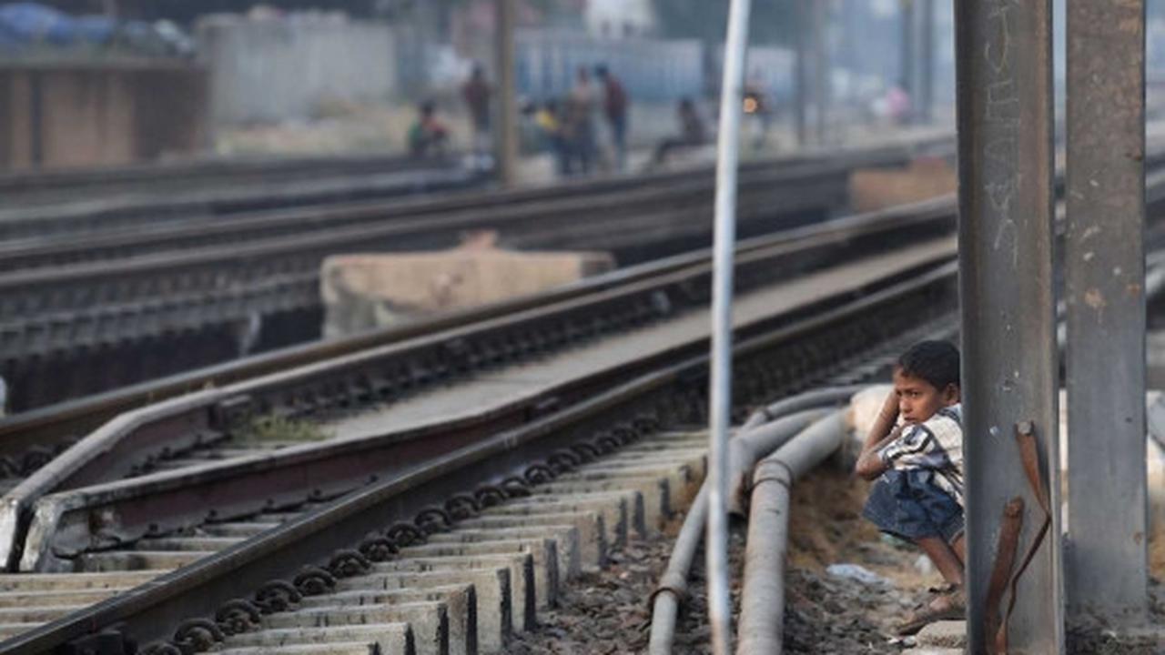 Minim sanitasi, warga India nekat buang air besar di pinggir rel