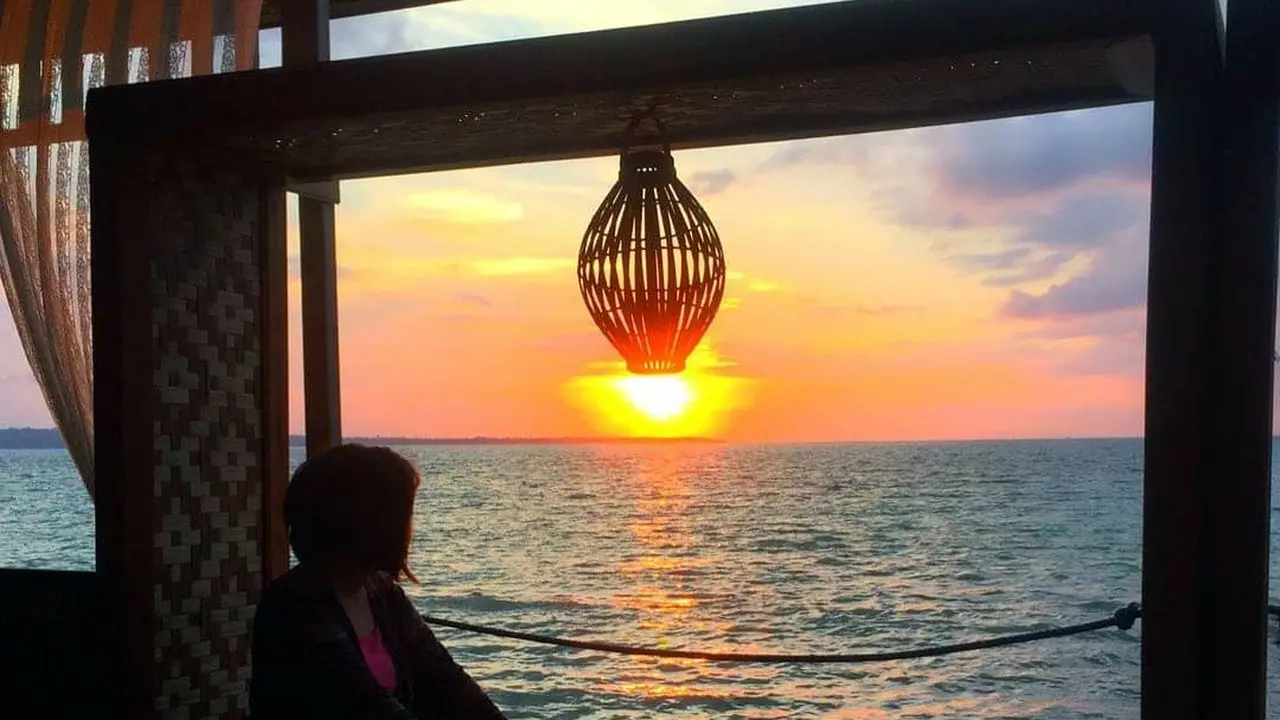 Salah satu spot menikmati indahnya sunset di Coffee Gatan Wakatobi.(Liputan6.com/Ahmad Akbar Fua)