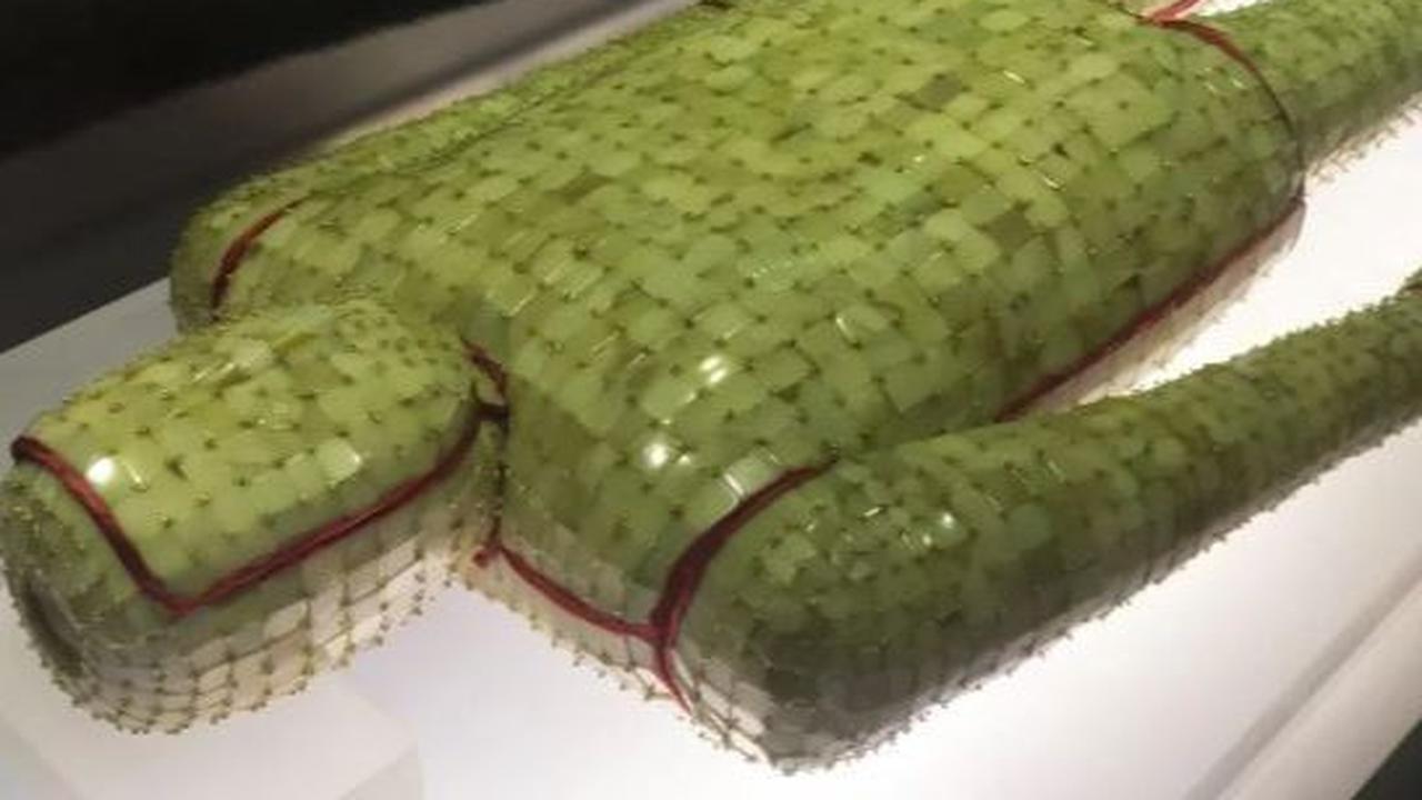 Para penguasa awal Dinasti Han mulai percaya bahwa giok dapat menjaga tubuh fisik dan roh setelah kematian. Oleh karena itu, cakram giok baik besar maupun kecil ditempatkan di sekitar jenazah di berbagai pemakaman.