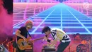 Penampilan vokalis dan bassist band GIGI, Armand dan Thomas di panggung acara Vidio Fair 2.0 yang digelar di Mall Gandaria City, Jakarta, Sabtu (3/11). Vidio Fair 2.0 kali ini mengambil tema One Stop Event You Can Get. (Liputan6.com/Herman Zakharia)