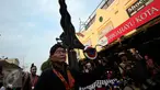 Peserta membawa replika keris raksasa saat karnaval budaya Keris Summit 2015 di Jl Malioboro, Yogyakarta,  Rabu (28/10/2015). Keris summit 2015 akan berlangsung hingga 1 november 2015. (Boy T Harjanto)
