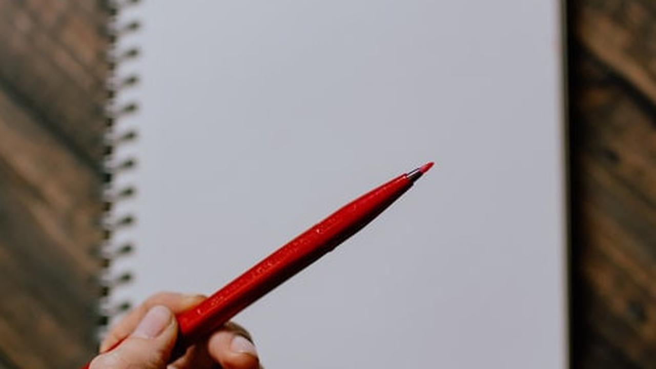 Ilustrasi pulpen merah (unsplash)