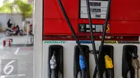 Nosel dan selang Pertalite RON 90 sudah terpasang di SPBU Coco, Abdul Muis, Jakarta, Rabu (22/7/2015). PT Pertamina (Persero) mulai memasarkan produk bensin baru yakni Pertalite RON 90 pada Jumat (24/7) mendatang. (Liputan6.com/Faizal Fanani)