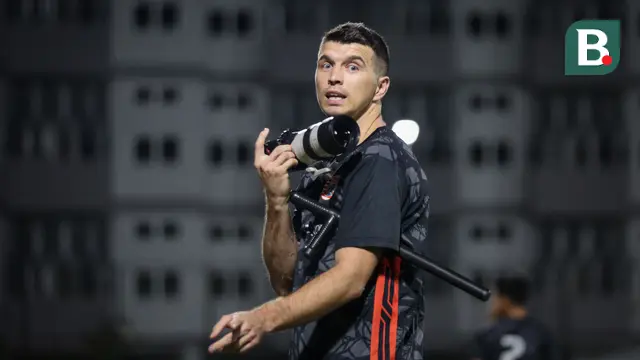 Foto: Tingkah Kocak Ondrej Kudela, Jadi Fotografer Dadakan saat Sesi Latihan Persija Jelang Laga Terakhir di BRI Liga 1 2022/2023
