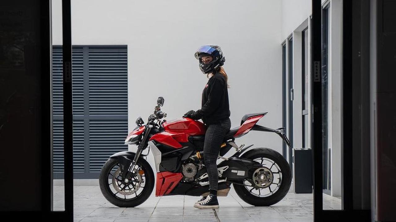 Dikasih Akses Nonton dari Dekat, 8 Foto Natasha Ryder Saat Nonton MotoGP di Sirkuit Mandalika