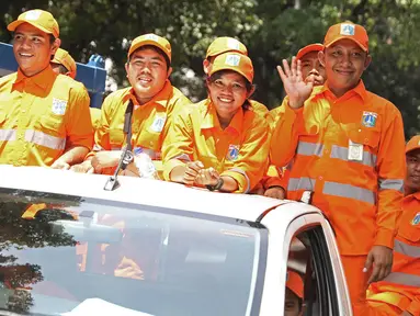 Pasukan Oranye mengantarkan pelepasan Gubernur DKI Jakarta Djarot Saiful Hidayat di Jalan Kebon Sirih, Jakarta, Minggu (15/10). Beberapa petugas Dinas Sumber Daya Air, Dinas Kebersihan, Satpol PP turut melepas Djarot. (Liputan6.com/Immanuel Antonius)