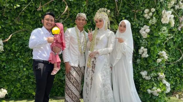 Siap Sambut Anak Kedua, Ini 6 Potret Rafly DA dan Ega Noviantika Momong Buah Hati