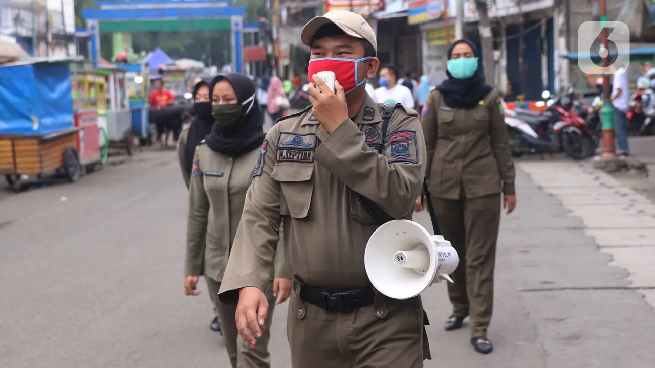 Satpol PP Keliling Imbau Warga Pakai Masker dan Jaga Jarak
