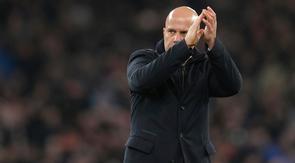 Pelatih Liverpool, Arne Slot, bertepuk tangan setelah pertandingan Liga Inggris melawan Sunderland di Anfield, Kamis, 4 Desember 2025. (AP Photo/Jon Super)