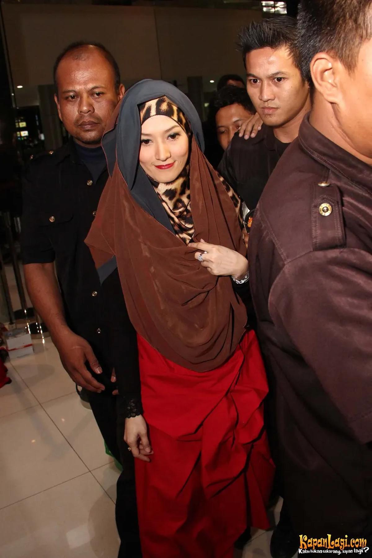 Lyra Virna, tampak mantap menutup seluruh aurat tubuh