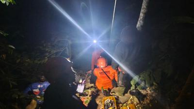 Drama Dua Jam Evakuasi Paraglider Rusia Tersangkut Pohon Pinus