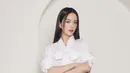Dalam keterangan rilis yang diterima FIMELA, JISOO mengungkapkan bahwa koleksi ini memadukan warisan Amerika dengan kesederhanaan yang bernilai, membuatnya merasa nyaman dan autentik. Tommy Hilfiger sendiri menyebut JISOO sebagai ikon modern yang memancarkan energi positif dan membawa perspektif segar ke dalam gaya Americana. [Dok/Tommy Hilfiger].