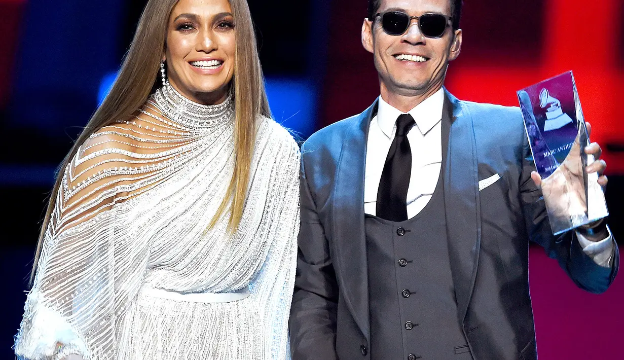 Jennifer Lopez mengencani Marc Anthony saat Marc masih menikah dengan mantan istrinya Dayanara Torres. (USWeeky)