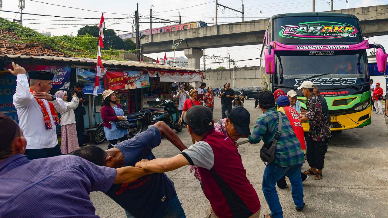 Keseruan Lomba Tarik Bus Sambut HUT ke-81 RI