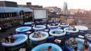 Hot Tube Cinema yang berlokasi di London ini juga menawarkan sebuah pengalaman seru dan beda. Anda dapat menikmati pengalaman berendam di sebuah bak mandi air panas berbentuk bulat seperti di rumah sendiri sambil menonton film. (www.independent.co.uk)