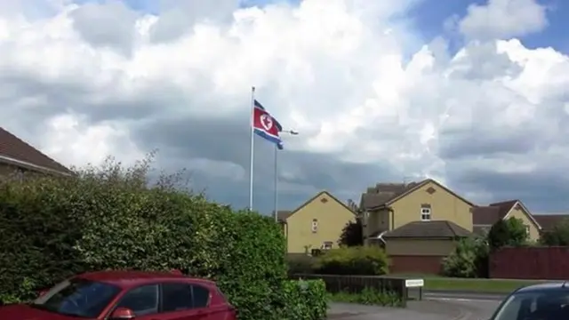 Bendera Korut berkibar di halaman sebuah rumah di Inggris (Gazette Live)