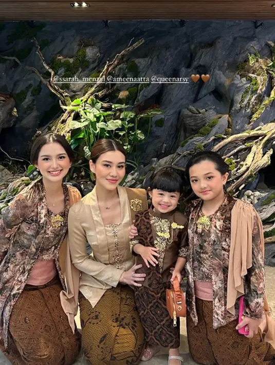 Detail makeup sama-sama flawless, kekasih Thariq Halilintar dan Azriel Hermansyah ini ramai dipuji netizen. Aaliyah sempat bagikan momen ketika ia makeup bareng dengan Sarah Menzel dan Ashanty di satu ruangan. Tak hanya di acara tedak siten ini, kedekatan keduanya sudah sering terlihat di acara keluarga sejak Aaliyah dan Thariq Halilintar go public hubungannya. (Liputan6.com/IG/@ssarah_menzel)