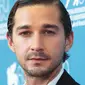 Shia LeBeouf LaBeouf harus digiring keluar dari gedung teater Broadway di New York dengan tangan terborgol.