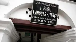 Langgar Tinggi Pekojan didirikan pada 1249 H / 1829 M oleh seorang pedagang muslim dari Yaman bernama Abubakar Shihab, Jakarta, Sabtu (12/7/2014) (Liputan6.com/Faizal Fanani)