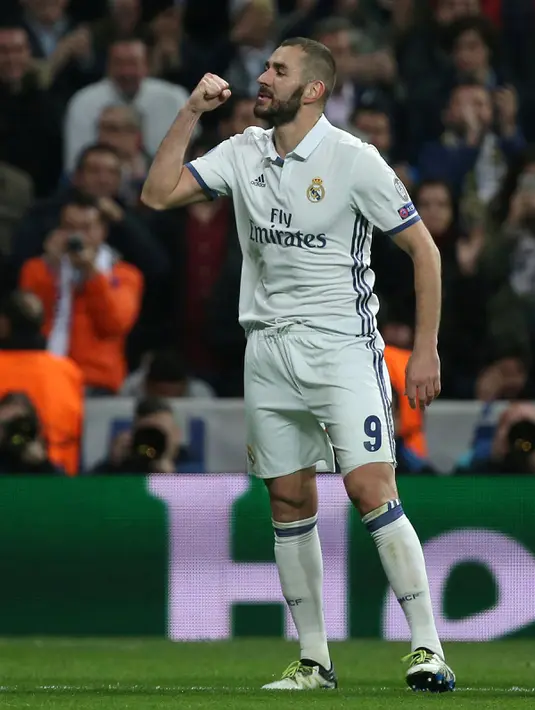 Penyerang Real Madrid, Karim Benzema melakukan selebrasi usai mencetak gol keduanya ke gawang Borussia Dortmund di Grup F Liga Champions di Santiago Bernabeu, Madrid, (8/12). Real Madrid bermain imbang 2-2 dengan Dortmund. (REUTERS/Juan Medina)