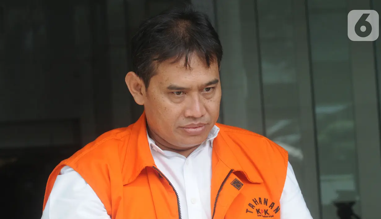 Direktur Pemasaran PTPN III (Persero) sekaligus merangkap Komisaris Utama PT KPBN, I Kadek Kertha Laksana keluar usai menjalani pemeriksaan kasus suap pengelolahan Distribusi gula di PTPN III oleh penyidik di Gedung KPK, Jakarta, Kamis (31/10/2019). (merdeka.com/Dwi Narwoko)