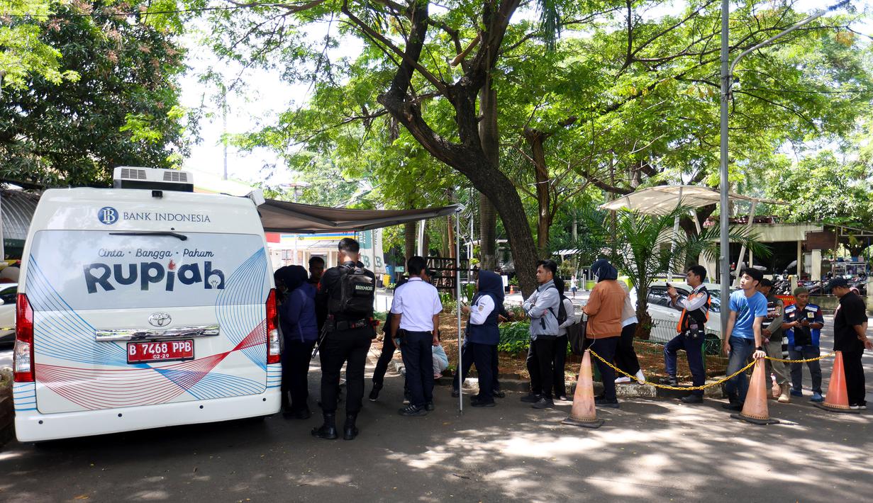 Masyarakat dapat menukar uang di beberapa lokasi strategis, seperti stasiun dan bandara. Tampak dalam foto, warga antre untuk menukarkan uang di pelayanan mobil kas keliling Bank Indonesia di Stasiun Gambir, Jakarta, Senin (16/3/2026). (Kapanlagi.com/Budy Santoso)
