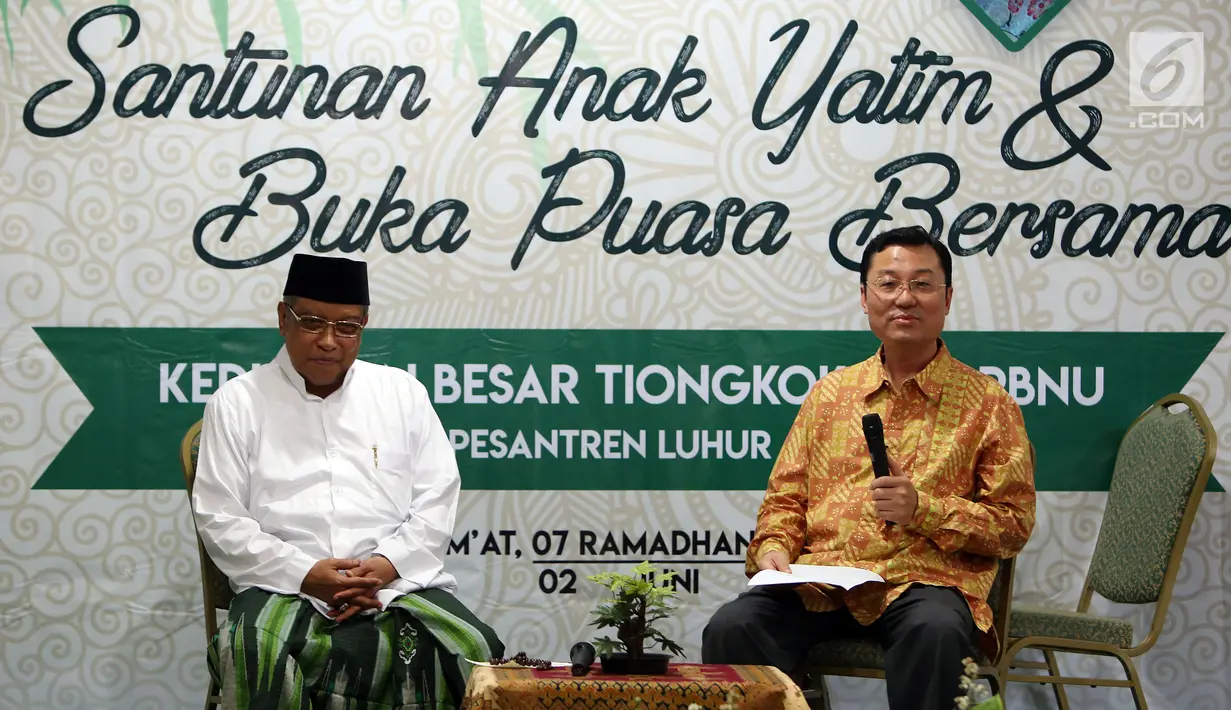 Ketua Umum PBNU, Said Aqil Siradj (kiri) bersama Dubes RRT untuk Indonesia, Xie Feng saat menghadiri acara Santunan Anak Yatim dan Buka puasa bersama di PBNU, Jakarta, Jumat (2/6). (Liputan6.com/Johan Tallo)