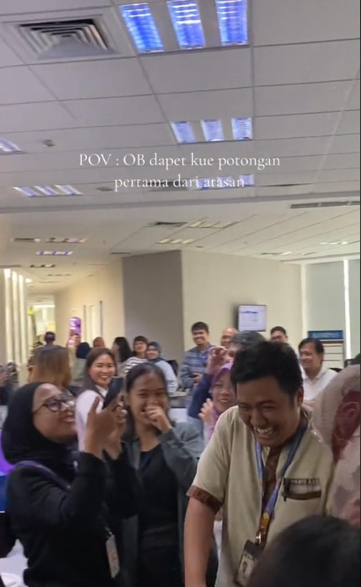 Viral Momen Atasan Beri Potongan Kue Pertama Kepada OB, Sosoknya Curi Perhatian