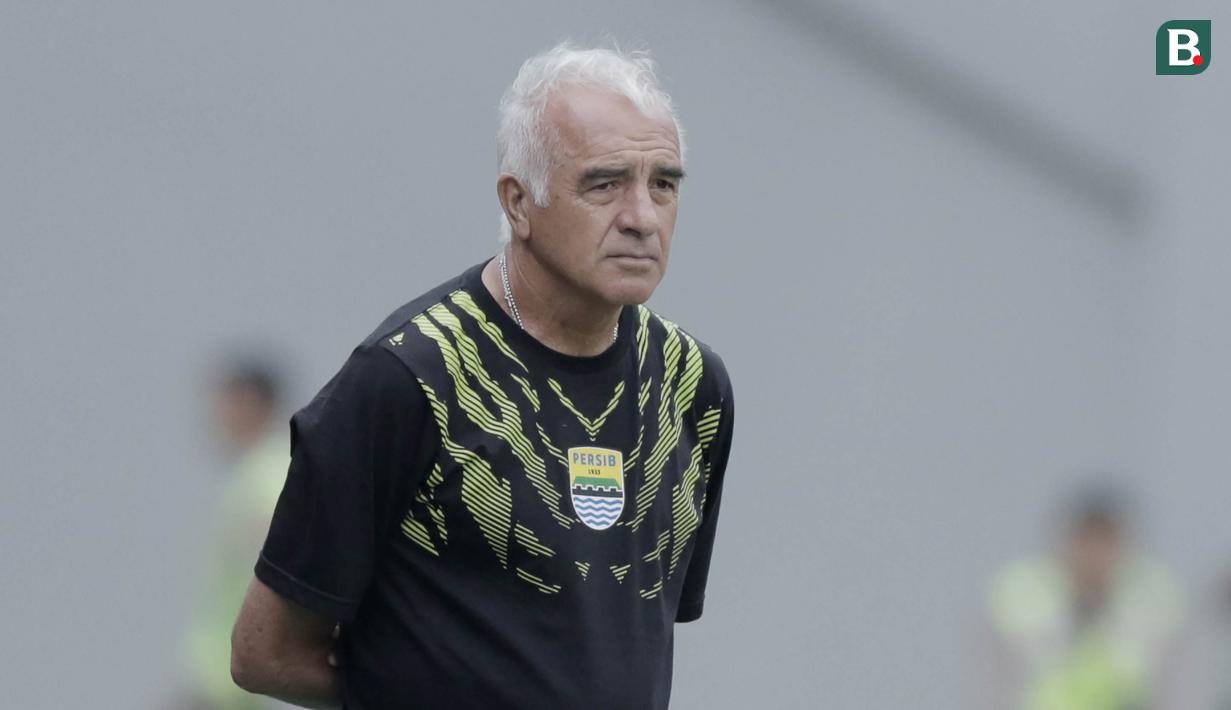 Pelatih Persib Bandung, Mario Gomes, saat pertandingan melawan Arema FC pada laga persahabatan di Stadion GBLA, Bandung, Minggu (18/3/2018). Persib menang 2-1 atas Arema FC. (Bola.com/M Iqbal Ichsan)