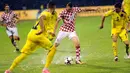 Pemain Kroasia, Marcelo Brozovic (tengah) berusaha menendang bola diatas genangan air pada laga Grup I kualifikasi Piala Dunia 2018 di Stadion Maksimir, Zagreb, (2/9/2017).  Laga tersebut diberhentikan wasit karena stadion penuh genangan air. (AFP/ STR)