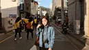 Liburan ke Korea, aktris cantik ini menyempatkan diri berfoto di jalanan Kota Busan. Tampil menggunakan jaket denim dan celana hitam membuatnya terlihat sangat santai. Sepatu putih dan tas coklat melengkapi penampilannya dengan kamera yang di gantung di leher. (Liputan6.com/IG/faynabilalxndr)