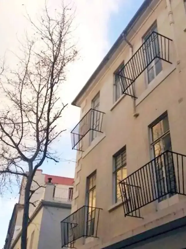 10 Potret Absurd Balkon Salah Desain Ini Jadi Tak Beguna