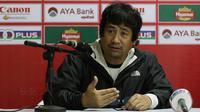 Pelatih Filipina U-19, Jose Aberasturi, memberikan keterang pers usai melawan Timnas Indonesia U-19 pada laga Piala AFF U-18 di Stadion Thuwunna, Myanmar, Kamis (7/9/2017). Indonesia menang 9-0 atas Filipina. (Liputan6.com/Yoppy Renato)