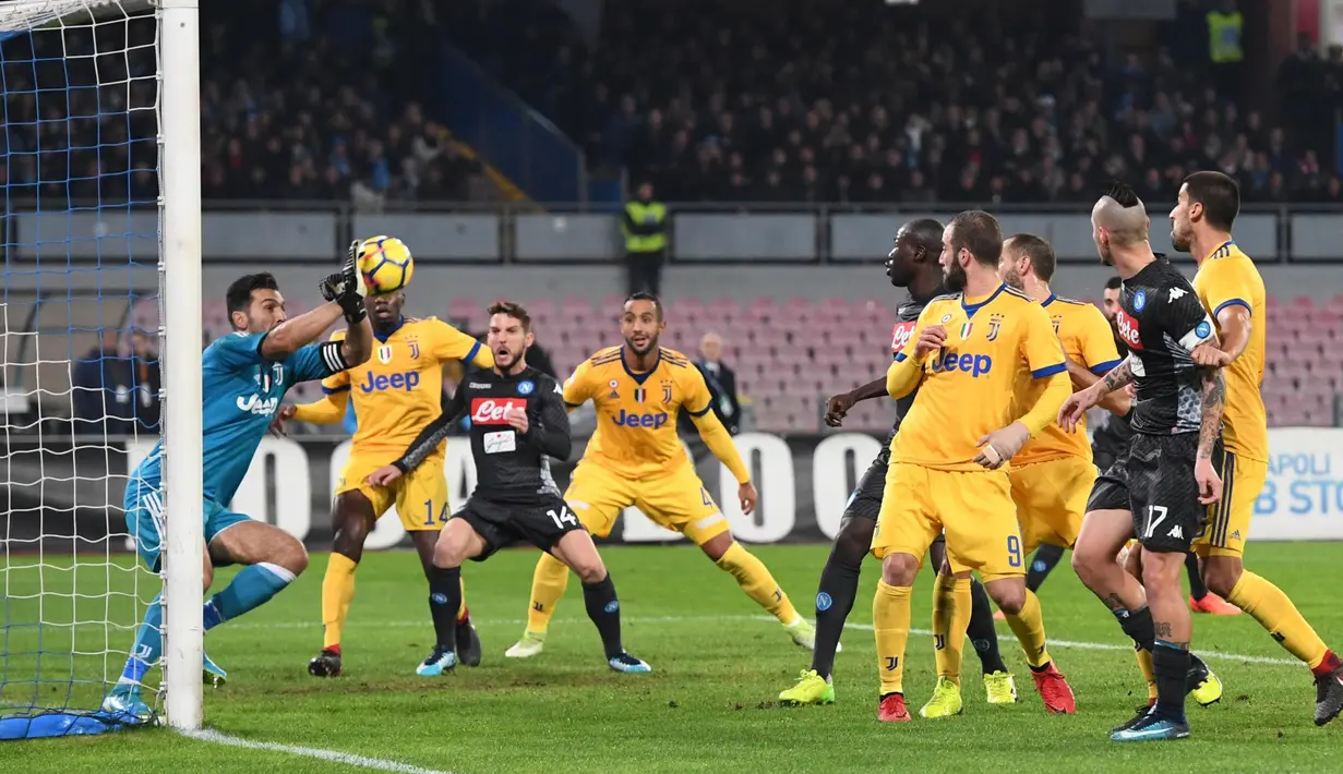 Kiper Juventus, Gianluigi Buffon menghalau bola sundulan pemain Napoli pada lanjutan Serie A Italia di San Paolo stadium, Naples, (1/12/2017). Juventus menang 1-0 atas Napoli. (Ciro Fusco/ANSA via AP)