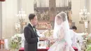 Olga Lidya resmi menikah dengan Raphael Aris Utama tahun 2017. Bintang film Negeri 5 Menara ini juga memilih Gereja Katedral untuk melangsungkan pernikahannya 5 tahun silam. Punya sejarah panjang yang menakjubkan, tak heran jika banyak Umat Kristiani yag berkeinginan untuk mengucap janji suci di gereja yang sempat runtuh tahun 1890 itu. (Liputan6.com/IG/@olgaly_dia)