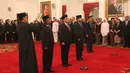 Empat pejabat negara mengikuti upacara pelantikan di Istana Negara, Jakarta, Rabu (17/1). Dalam reshuffle jilid III ini, Presiden Jokowi langsung melantik anggota kabinet yang baru tanpa pengumuman sebelumnya. (Liputan6.com/Pool/Randi)