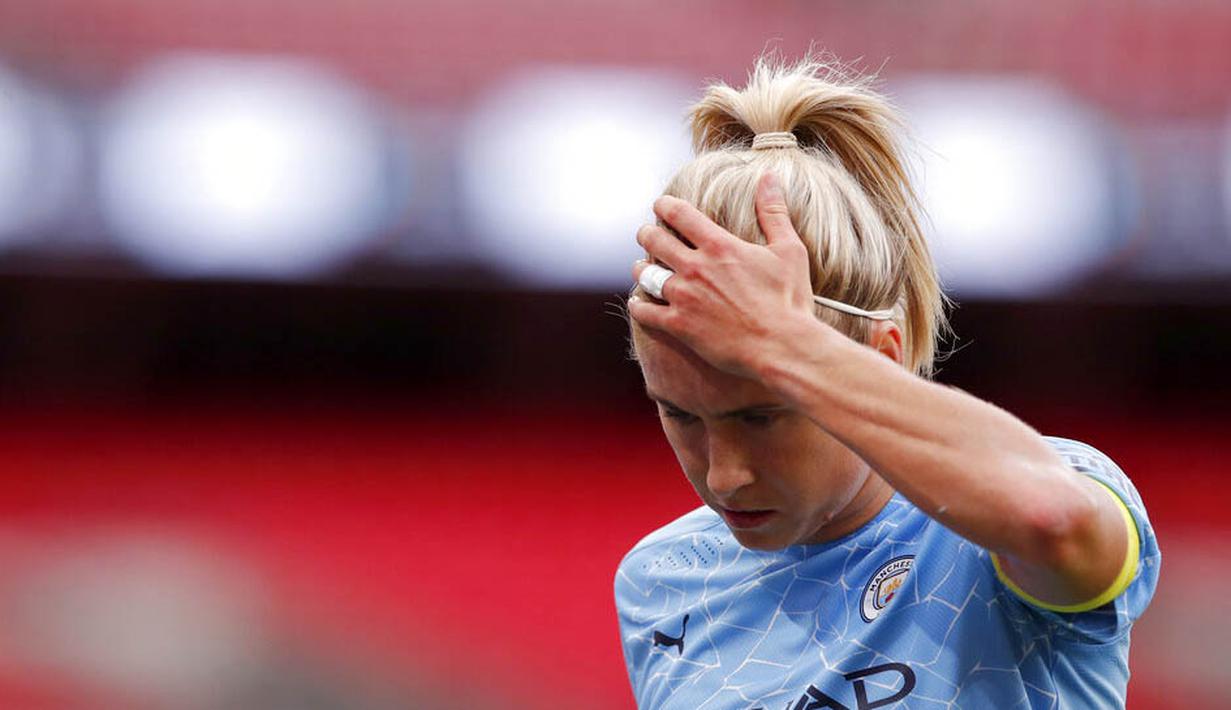Pemain Manchester City, Steph Houghton, tampak kecewa usai ditaklukkan Chelsea pada laga FA Women's Community Shield di Stadion Wembley, Sabtu (29/8/2020). Chelsea menang 2-0 atas Manchester City. (Andrew Couldridge/Pool via AP)