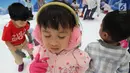 Ekspresi seorang anak saat bermain dengan sajlu dan es di Snow Village pada salah satu pusat perbelanjaan di kawasan Tangerang Selatan, Banten, Senin (17/12). (Merdeka.com/Arie Basuki)