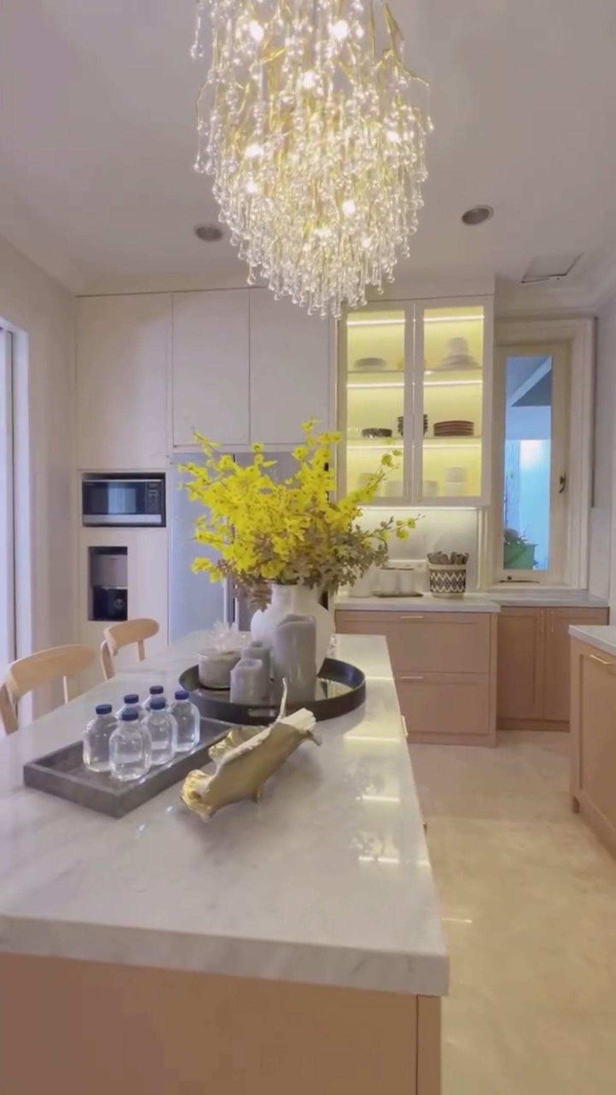 8 Potret Dapur Baru Olla Ramlan yang Elegan dan Cozy, Dilengkapi Chandelier yang Indah