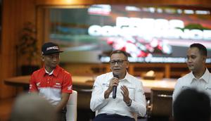 Eddy Saputra (tengah) selaku CEO Pride Motorsport, Promotor Kejuaraan Nasional Pertamina Mandalika Racing Series. (Mandalika Racing Series)