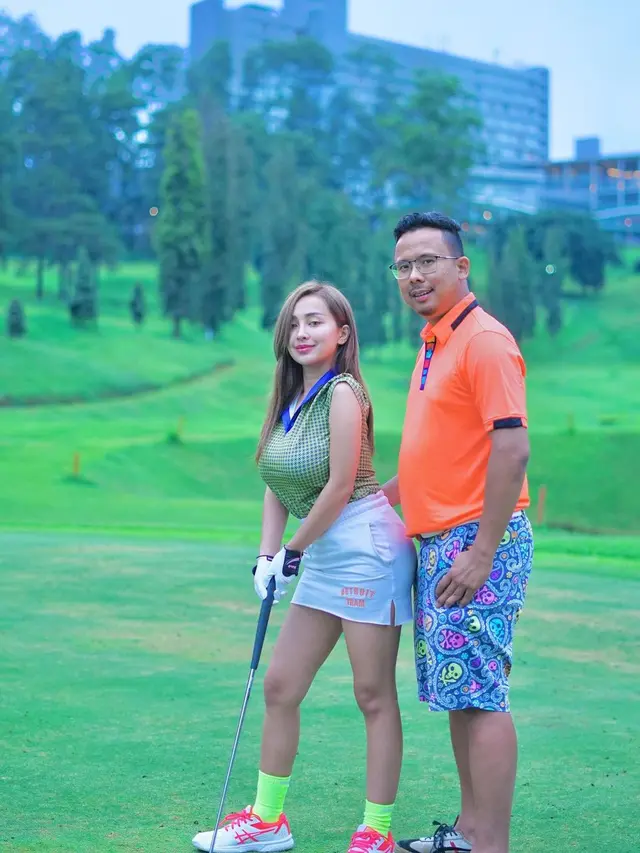 6 Potret Kemesraan Cupi Cupita dan Bintang Bagus Usai Lamaran, Main Golf Bareng