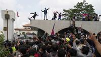 Para pengunjuk rasa saat berkumpul di luar gedung Parlemen di Kathmandu, Nepal, Senin, (8/9/2025). (Dok. AP Photo/Niranjan Shrestha)
&nbsp;